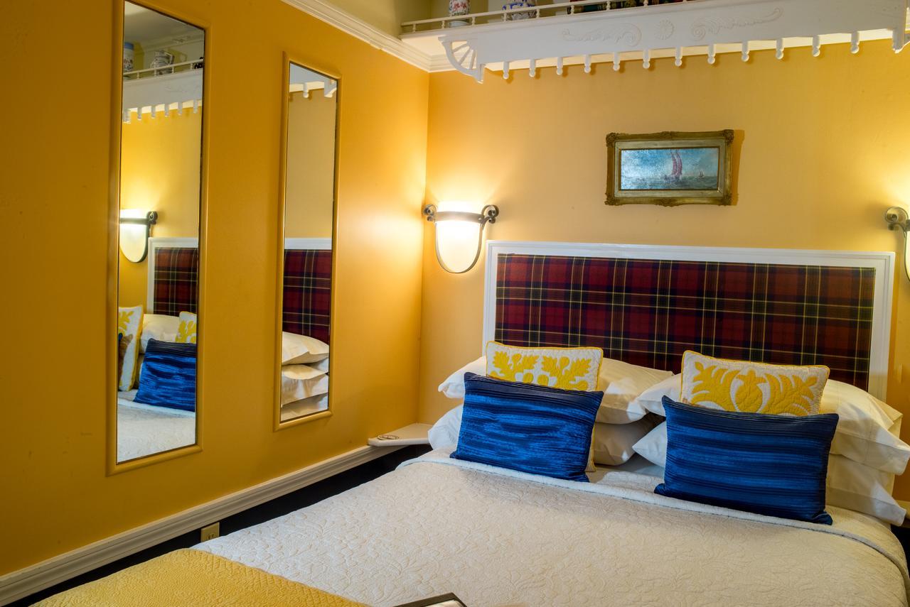 Beaconlight Guest House โพรวินซ์ทาวน์ ภายนอก รูปภาพ