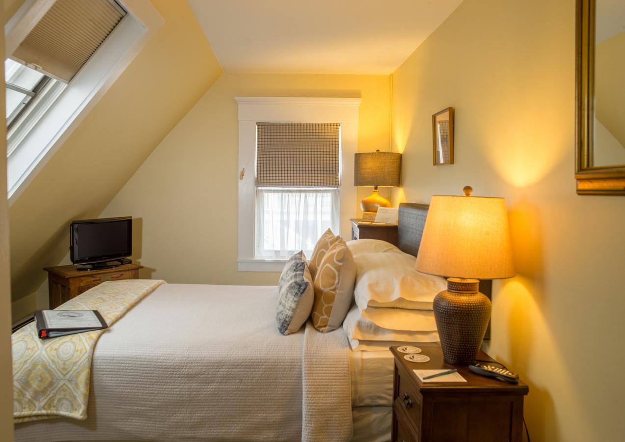 Beaconlight Guest House โพรวินซ์ทาวน์ ภายนอก รูปภาพ