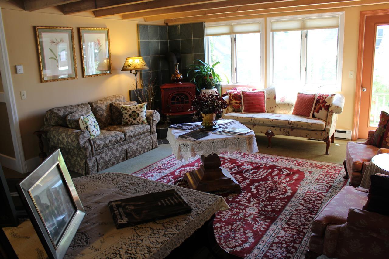 Beaconlight Guest House โพรวินซ์ทาวน์ ภายนอก รูปภาพ