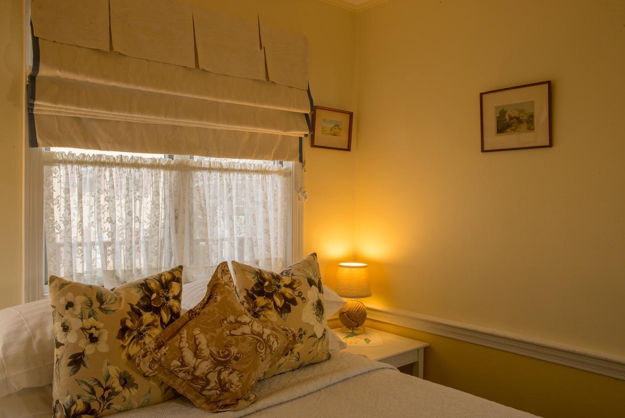 Beaconlight Guest House โพรวินซ์ทาวน์ ภายนอก รูปภาพ