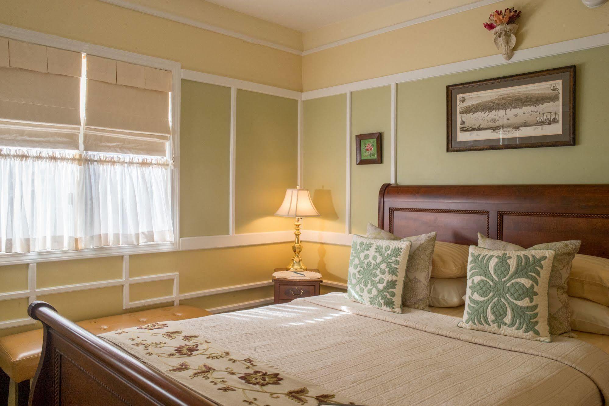 Beaconlight Guest House โพรวินซ์ทาวน์ ภายนอก รูปภาพ