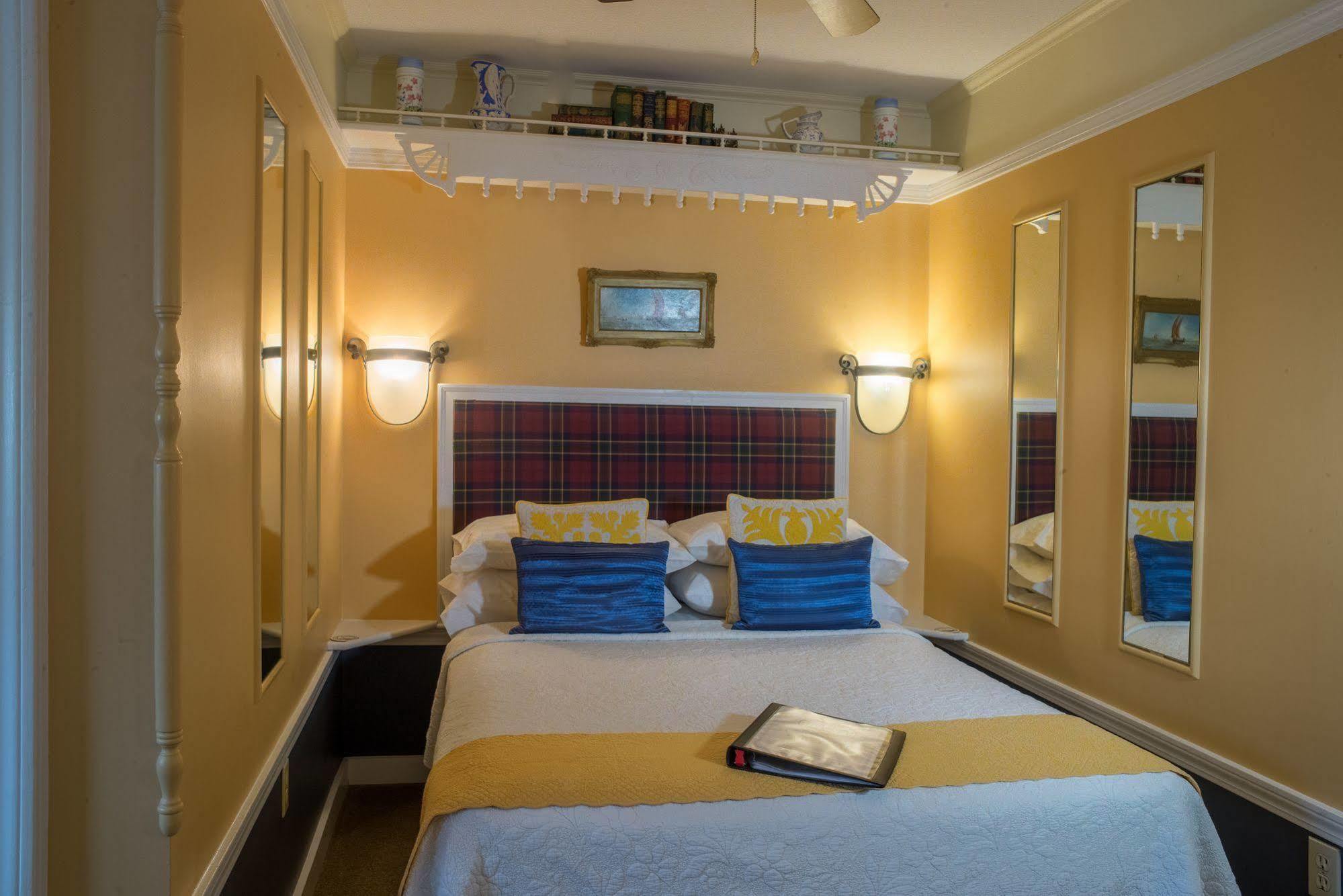 Beaconlight Guest House โพรวินซ์ทาวน์ ภายนอก รูปภาพ